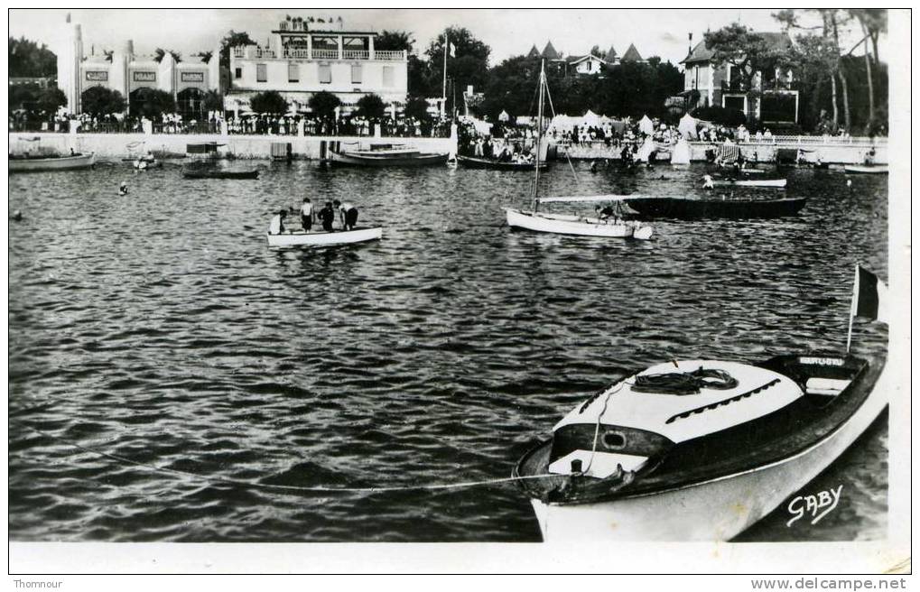 33  -  ANDERNOS-LES-BAINS  - Le Bassin Et Les Cafés - 1950 -  SM  - BELLE CARTE PHOTO ANIMEE - Gaby - - Andernos-les-Bains