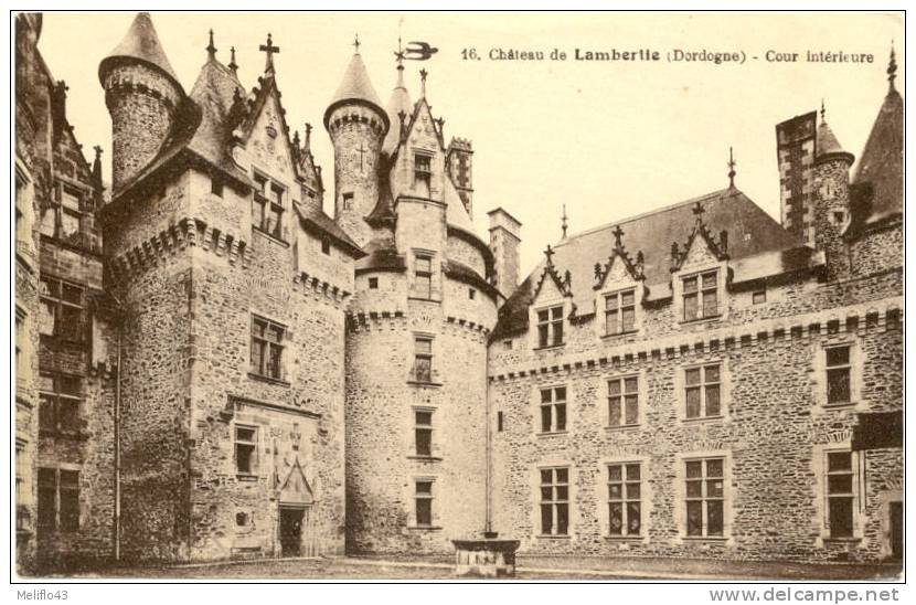 24/CPA - Chateau De Lamberlie - Cour Intérieure - Autres & Non Classés