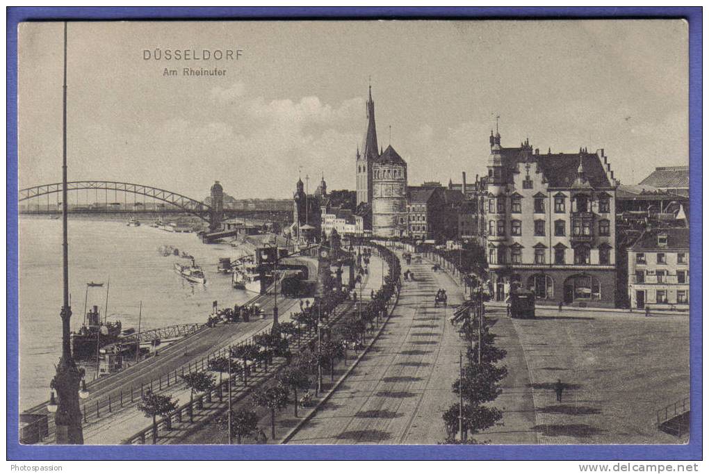 Düsseldorf - Am Rheinufer - Schiff - Bahn - Train - Wagon Marchandise - Quai De Chargement, De Transbordement - Bateau - Kunstwerken