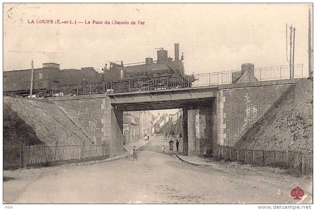 28 . LA LOUPE . 4 CPA . Pont Sur Le Chemin De Fer . Rue De Chartres . Place . - La Loupe