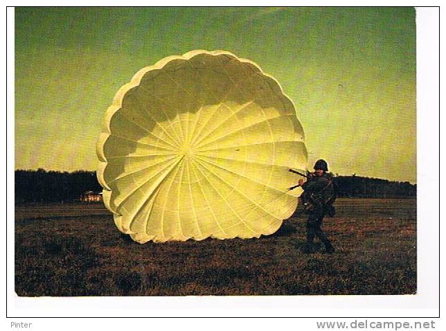 PARACHUSTISME - Voilure Gonflée à L'arrivée Au Sol - Parachutting