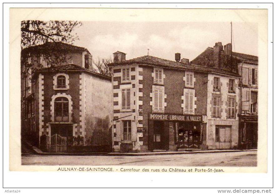 AULNAY EN SAINTONGE - CARREFOUR DES RUES DU CHATEAU ET PORTE SAINT JEAN (IMPRIMERIE LIBRAIRIE H. VALLET  (D17) - Aulnay