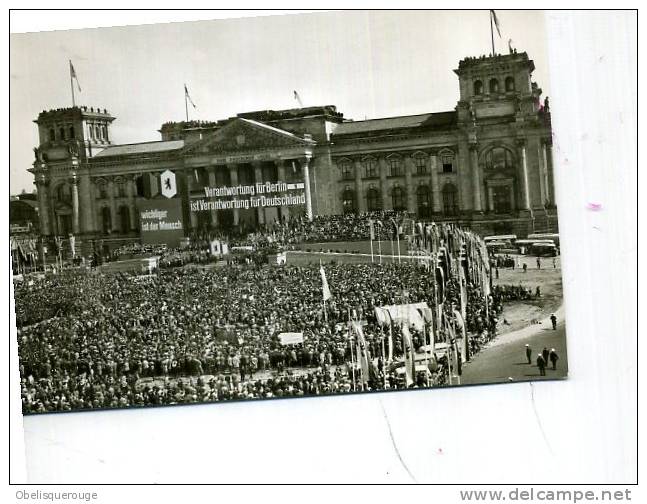 BERLIN  EN 1963 MUR MANIFESTATION PLACE REPUBLIQUE DEVANT LE REICHSTAG  TOP - Muro De Berlin