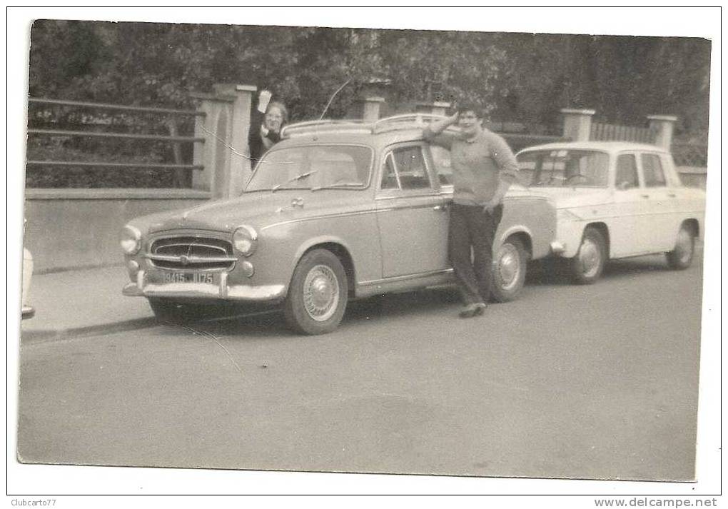 Bobigny (93) : GP D'une Voiture 403 Peugeot Garée Chemin De Groslay + R8 Renault Env 1950 (animée) PF PHOTO RARE. - Bobigny