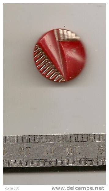 Un Bouton : De 22 Mm De Diamètre , Rouge ,  En Opaline ( Verre )  Mercerie / Couture - Knopen