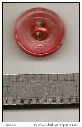 Un Bouton : De 22 Mm De Diamètre , Rouge ,  En Opaline ( Verre )  Mercerie / Couture - Buttons