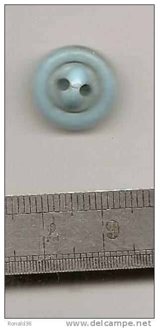 Un Bouton : De 13 Mm De Diamètre Bleu Représente Des Points  ,  En Opaline ( Verre )  Mercerie / Couture - Knopen