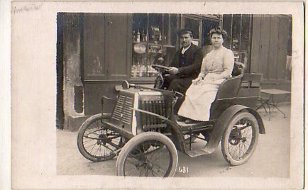 Amboise     (attribué A )    37   Vieille Voiture.    Renault ?    Quai Guinot..Carte Photo - Amboise