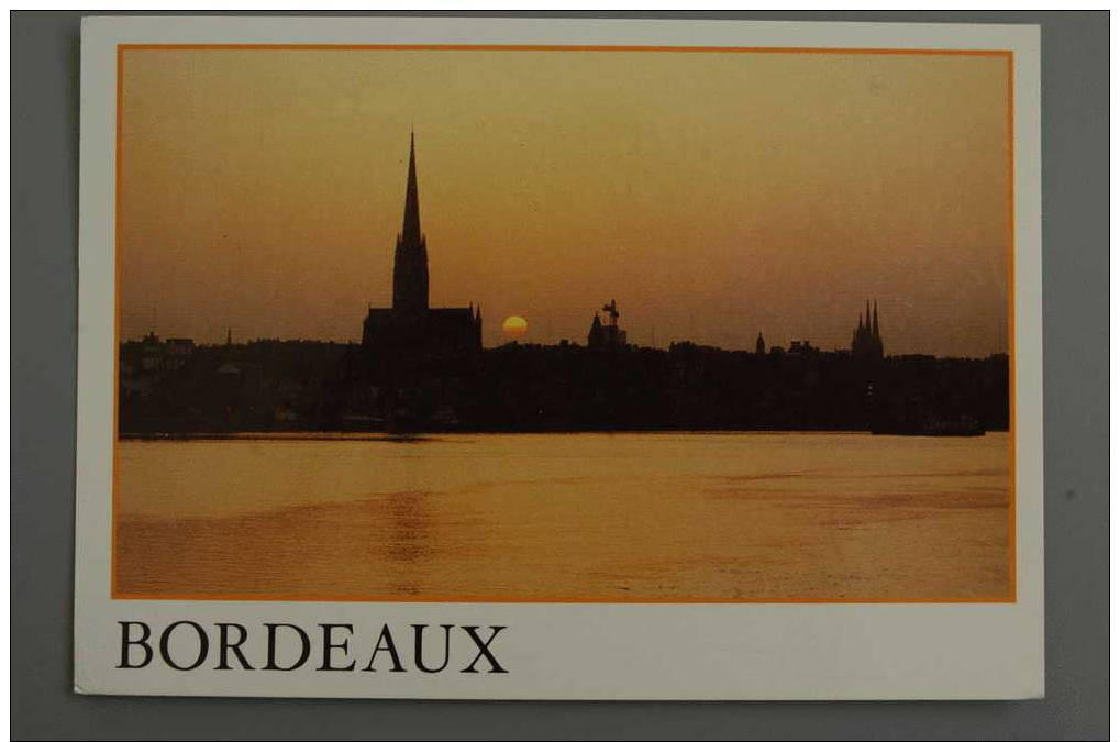 CPM BORDEAUX (33 - Gironde) - Coucher De Soleil Sur Les Rives De La Garonne Et La Flèche Saint-Michel - Bordeaux