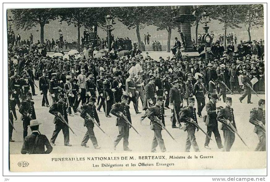 FUNERAILLES NATIONALES DE M. BERTEAUX. MINISTRE DE LA GUERRE. LES DELEGATIONS DES OFFICIERS ETRANGERS - Funerali