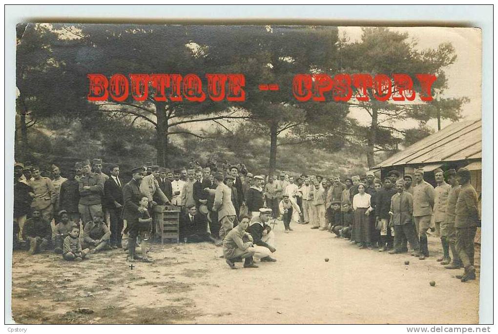 BOULE  PETANQUE - RARE - Carte Photo D'une Partie De Boules Au Foyer Du Soldat De Toulon En 1918 - Dos Scané - Boule/Pétanque