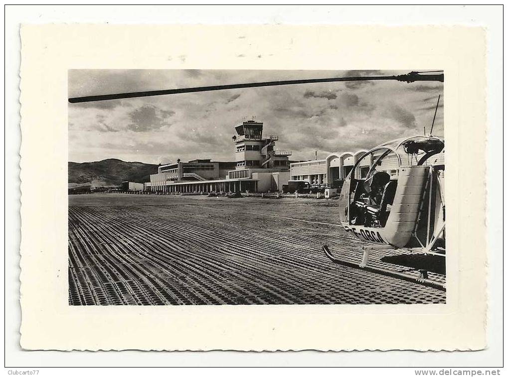 Skida Ou Philippeville (Algérie): Hélicoptère Alouete Au Décolage Devant La Tour De Contrôle De L'aéroport Env 1950. - Skikda (Philippeville)