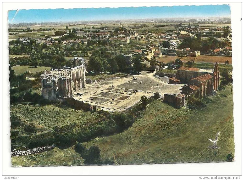 Maillezais (85) : Vue Aérienne Au Niveau De L'abbaye Saint-Pierre Et Le Bourg En Arrière Plan Env 1950 (animée). - Maillezais