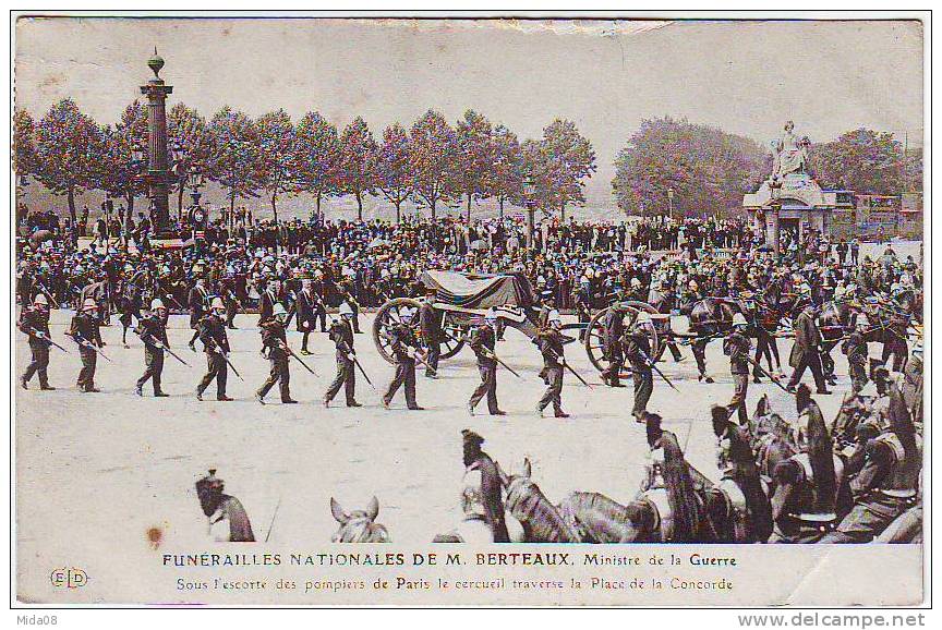 FUNERAILLES NATIONALES DE M.BERTAUX MINISTRE DE LA GUERRE. SOUS L'ESCORTE DES POMPIERS DE PARIS. - Funeral