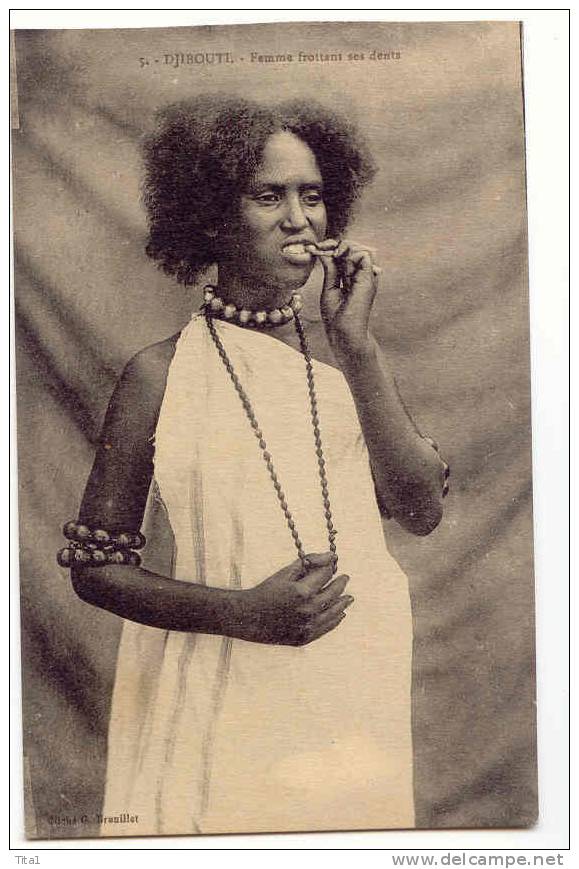 D3810 - Djibouti - Femme Frottant Ses Dents - Djibouti