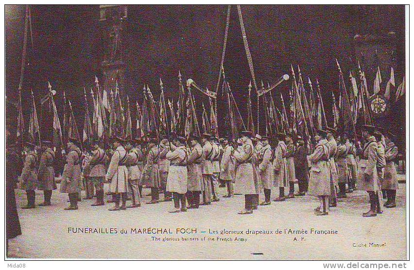 FUNERAILLES DU MARECHAL FOCH. LES GLORIEUX DRAPEAUX DE L'ARMEE FRANCAISE. - Funérailles