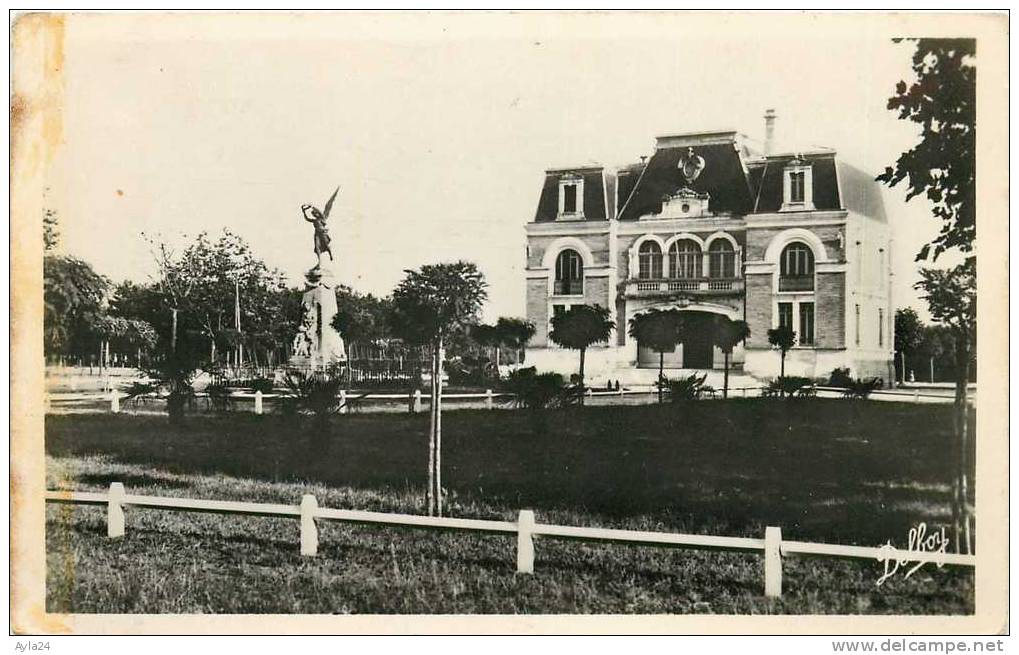 CPSM    33  GUJAN MESTRAS  Mairie Et Monument De Morts  Ed Renaud Et Buzaud  Delboy  N° 572 - Gujan-Mestras