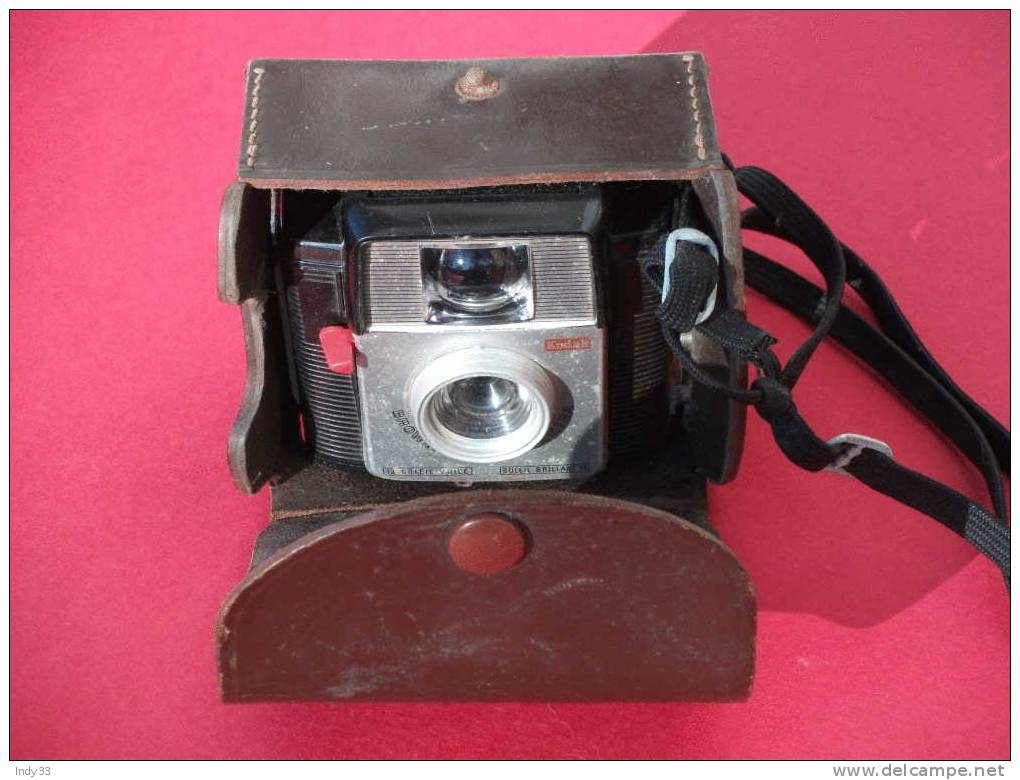 - APPAREIL KODAK BROWNIE STARLET CAMERA DANS SON ETUI . - Fototoestellen