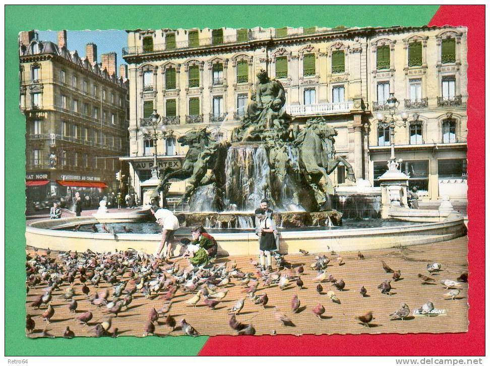 CPSM  FRANCE  69  -  LYON  -  999.47  Les Pigeons De La Place Des Terreaux - Sonstige & Ohne Zuordnung