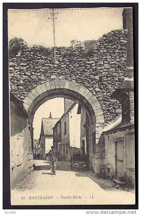 CPA  ANCIENNE- FRANCE- MONTBAZON (37)- LA VIEILLE PORTE DU REMPART EN TRES GROS PLAN AVEC ANIMATION- ATTELAGE - Montbazon