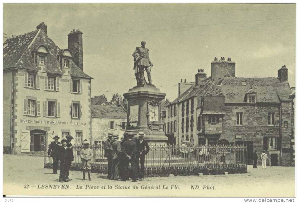 LESNEVEN - La Place Et La Statue Du Général Le Flô - Lesneven