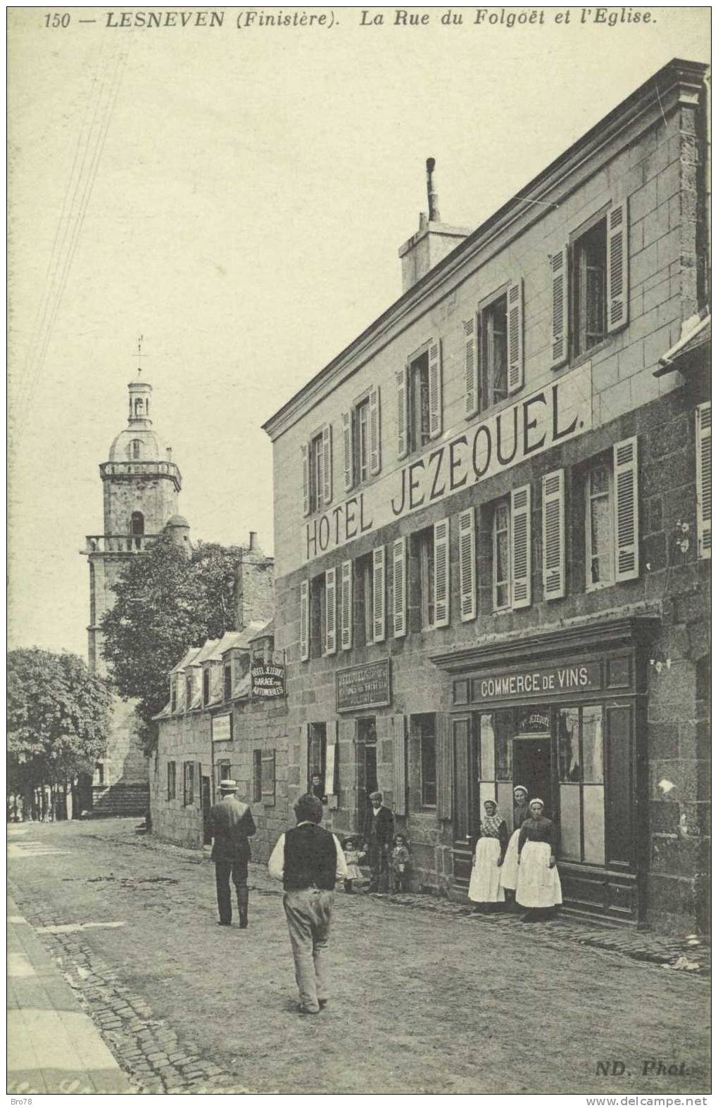 LESNEVEN - La Rue Du Folgoët Et L´Eglise (Hôtel Jezequel) - Lesneven