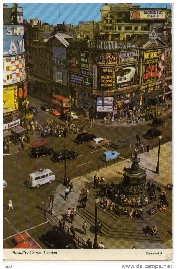 Piccadelly Circus , London , Voyagé En 1975 - Animée + Anciennes Voitures Et Bus - Piccadilly Circus