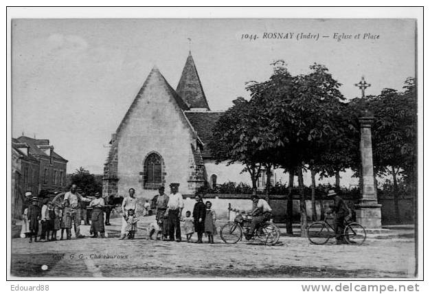 36 ROSNAY  EGLISE ET PLACE POSANT AVEC LE GROUPE DE VILLAGEOIS L'ANCËTRE DE LA MOBYLETTE VOIR SCAN - Motos