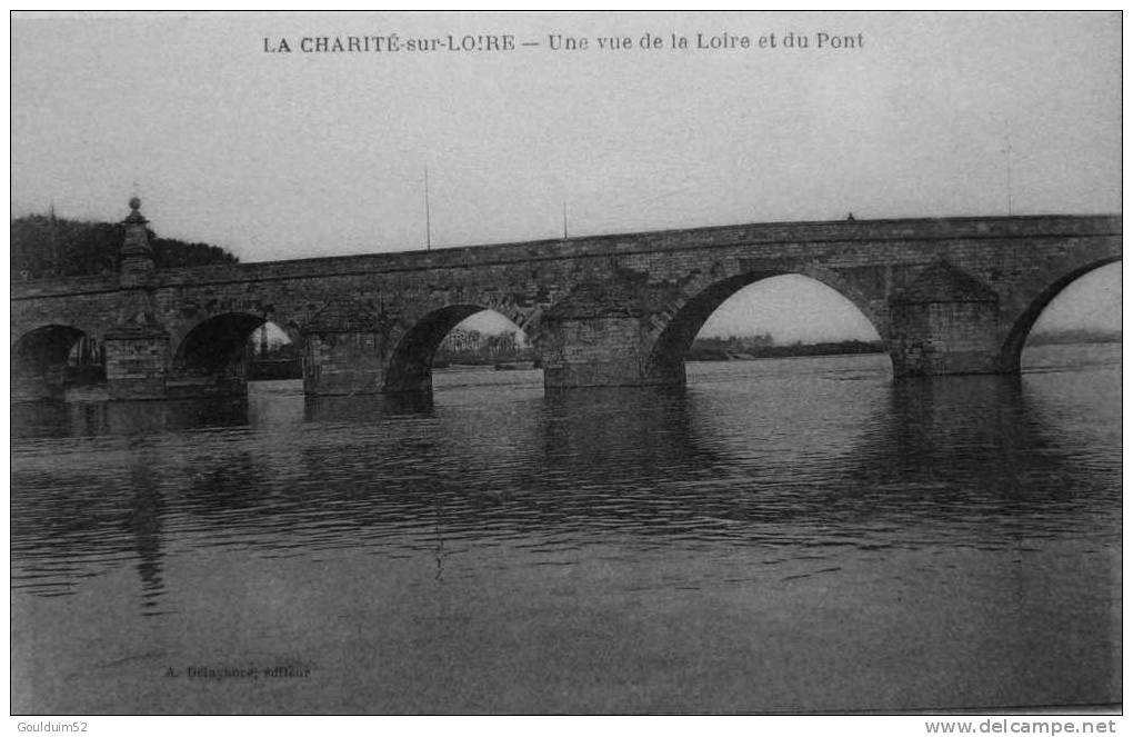 Une Vue De La Loire Et Du Pont - La Charité Sur Loire