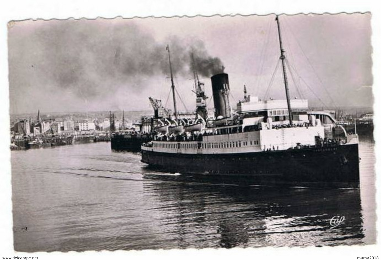 BOULOGNE SUR MER   (la Malle )  Sortant Du Port - Cargos