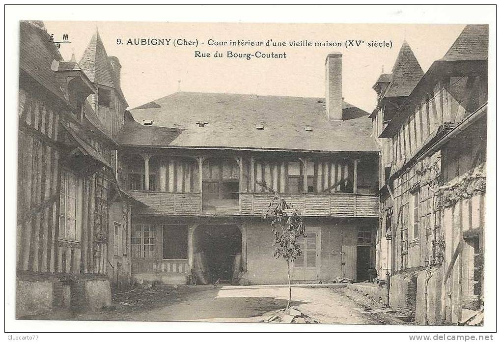 Aubigny-sur-Nere (18) :Cour Intérieur D'une Vieille Maison Rue Du Bourg Coutant Env 1910. - Aubigny Sur Nere