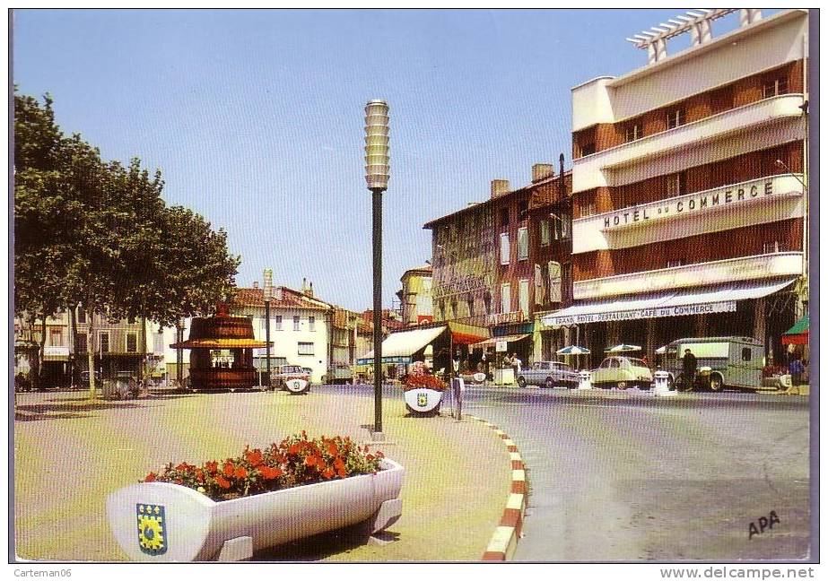 81 - Gaillac - Place De La Libération Avec Le Tonneau Stand De Dégustation (voitures, Automobile,citroen, 2CV) - Gaillac