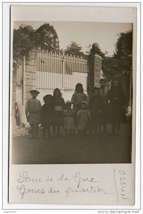 65 - Hautes Pyrénées /  Carte Photo  D´ OSSUN : Rue De La Gare, Gosses Du Quartier. - Ossun