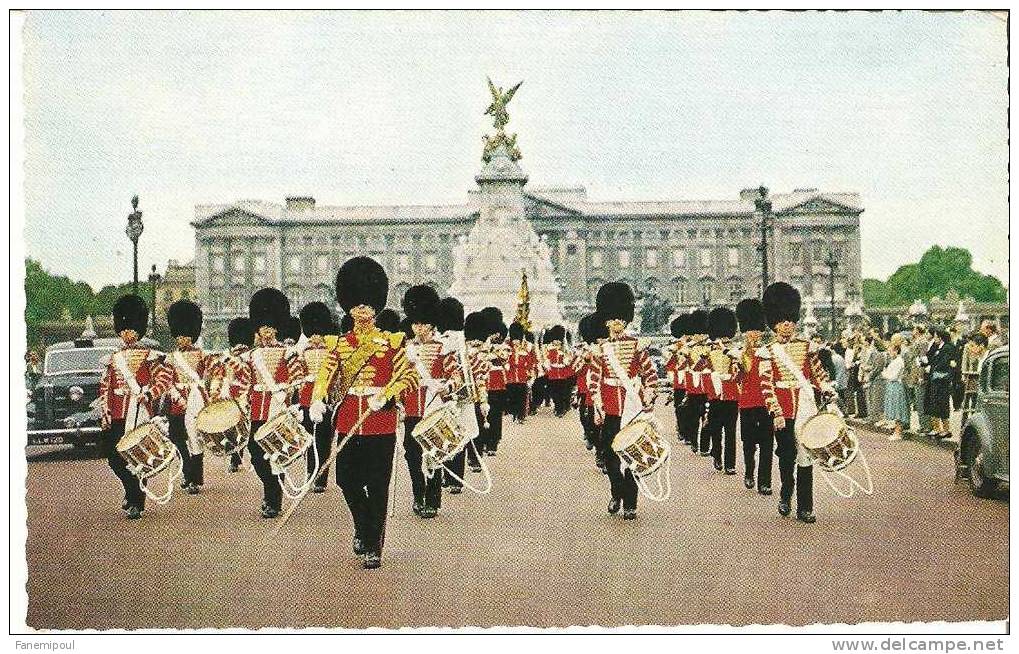 GUARDS BAND LEAVING BUCKINGHAM PALACE, LONDON - Buckingham Palace