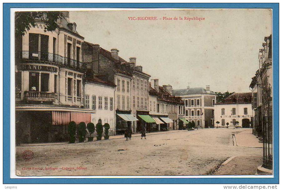 65 - VIC  BIGORRE -- Place De La République - Vic Sur Bigorre