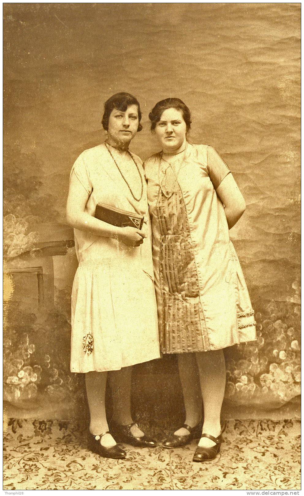 2 Jeunes Femmes En Habit Du Dimanche (Suzanne Et Rolande !), Photo De 1928 - - Comunioni