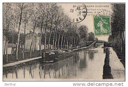 51 AY - Le Canal Et Le Pont Du Chemin De Fer Pris Du Pont Victor Hugo (peniche) - Ay En Champagne