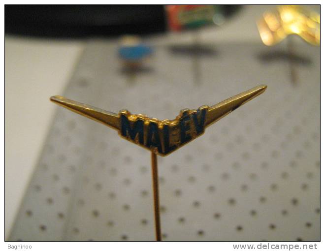 MALEV Pin Airplane Company Avion - Aviones