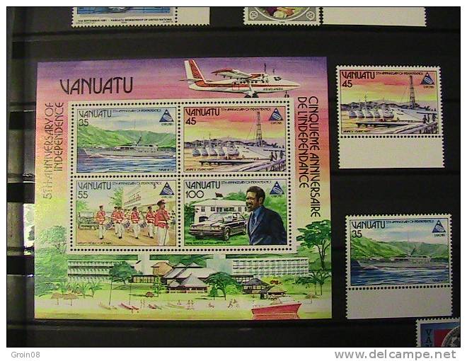 Va 5 Eme Anni Independance 1 Bloc Et 4 Timbres 1985 - Vanuatu (1980-...)