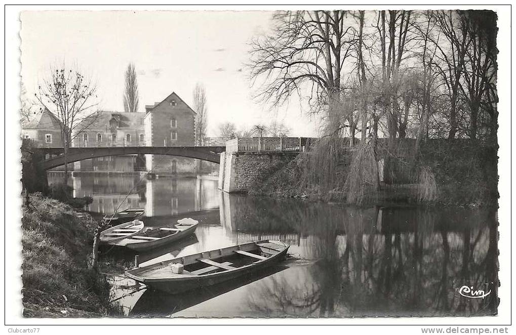 Malicorne-sur-Sarthe (72) : Le Moulin Près Du Pont En Fer Pris Du Débarquadère à Barques Env 1950. - Malicorne Sur Sarthe