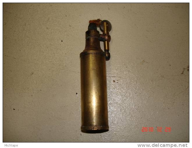 BRIQUET A ESSENCE  DE POILUS???  EN CUIVRE  TRES BON ETAT A NETTOYER - Other & Unclassified