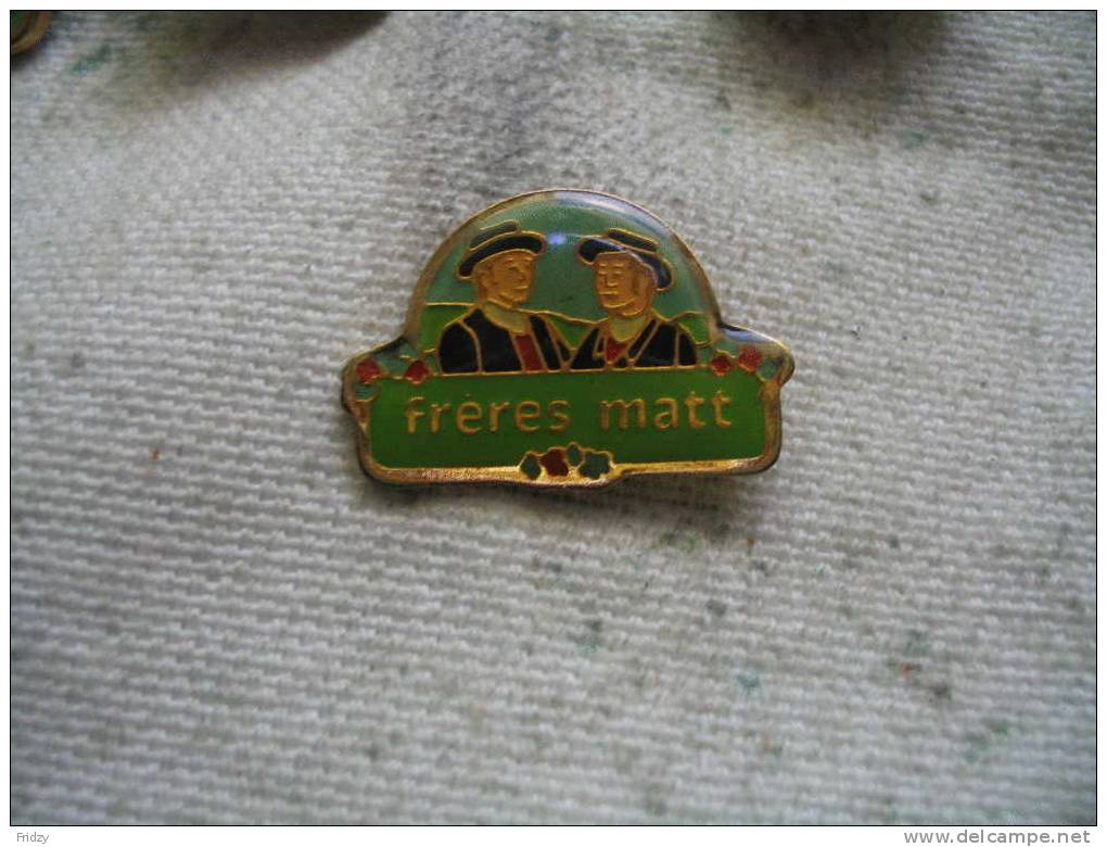 Pin´s Avec Les 2 Freres MATT - Personnes Célèbres