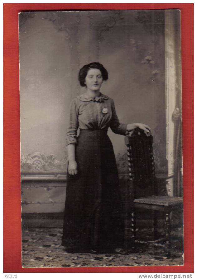 E1239 Carte-Photo Jeune Femme En Pied, Non Circulé.A.Acquadro,photo Neuveville. - La Neuveville