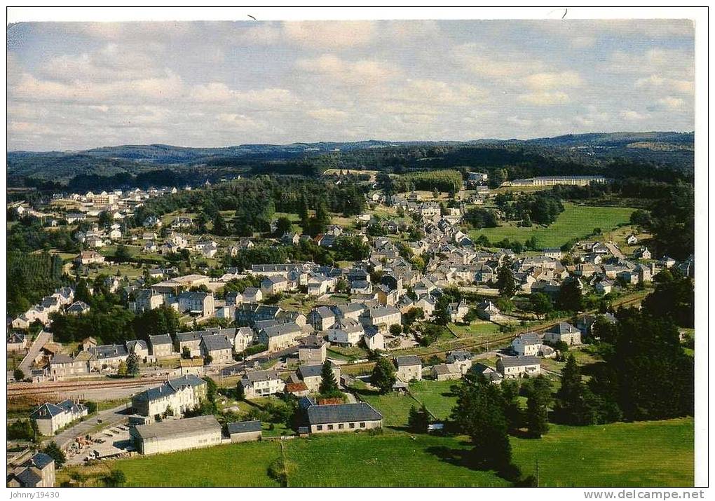 BUGEAT - VUE GENERALE DE LA STATION CLIMATIQUE AU PIED DE MONEDIERES - Other & Unclassified