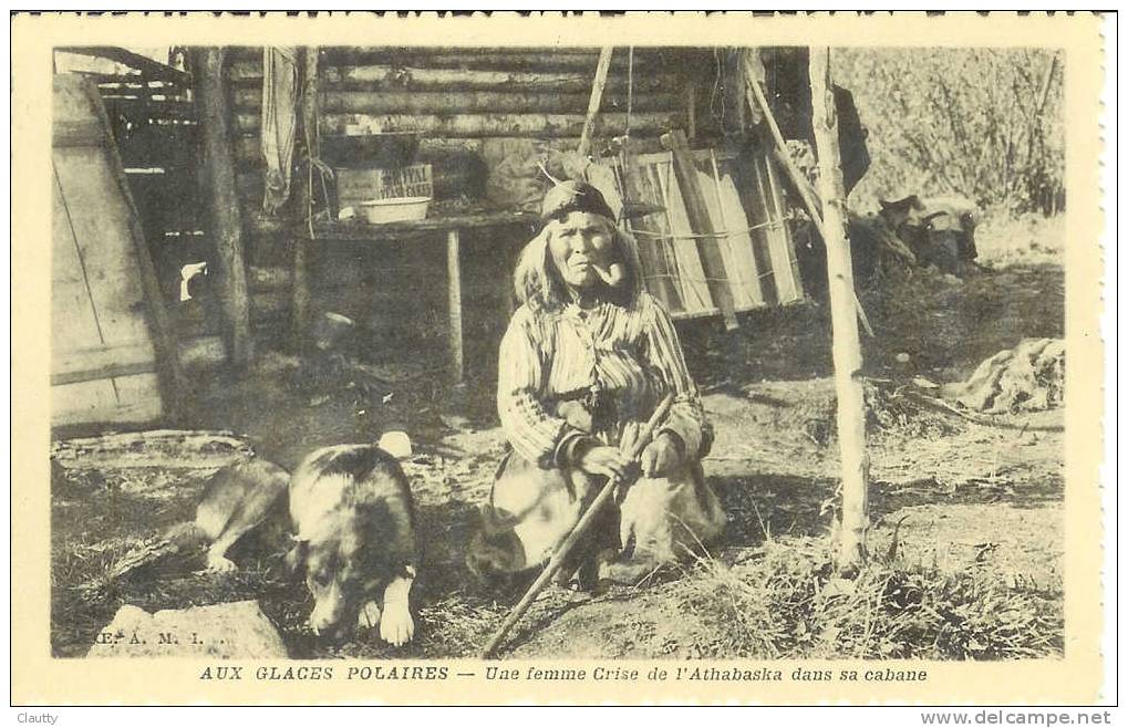 CANADA - UNE FEMME CRISE ( FUMANT LA PIPE ) DE L'ATHABASKA DANS SA CABANE, NON ECRITE - Altri & Non Classificati