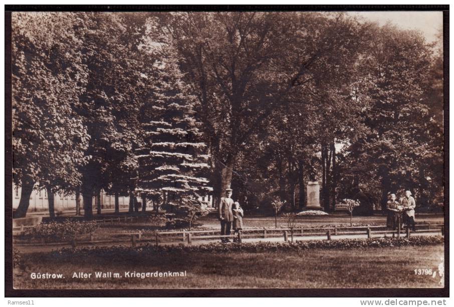 AK GÜSTROW - Alter Wall Mit Kriegerdenkmal 1930 - Güstrow