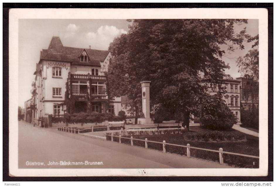 AK GÜSTROW - John-Brinckmann-Brunnen / Eisenbahnstr. 1930 - Guestrow