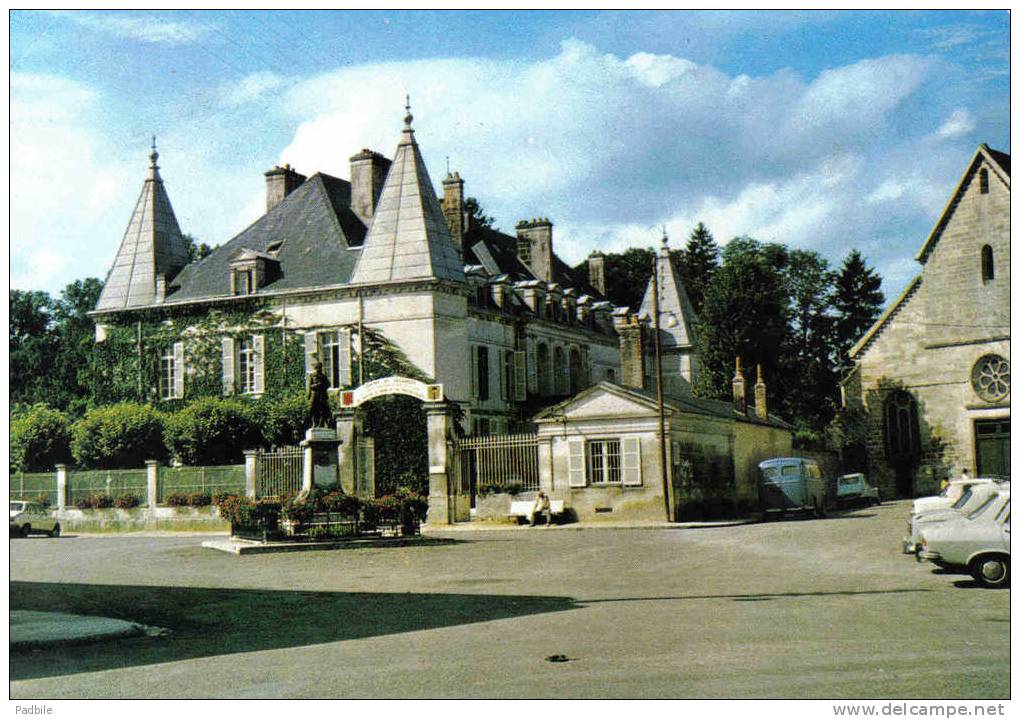 Carte Postale 52. Arc-en-Barrois La Place Moreau Et Le Chateau Trés Beau Plan - Arc En Barrois