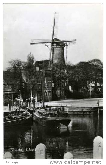 GOUDA (Z.H.) - Mooi Zicht Op De Hollandsche IJssel Met Rivierschepen En Molen ´t Slot (1961) - Gouda