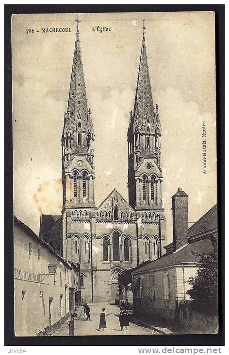 CPA  ANCIENNE- FRANCE- MACHECOUL (44)- L'EGLISE VUE EN TRES GROS PLAN- RUE ANIMÉE - Machecoul